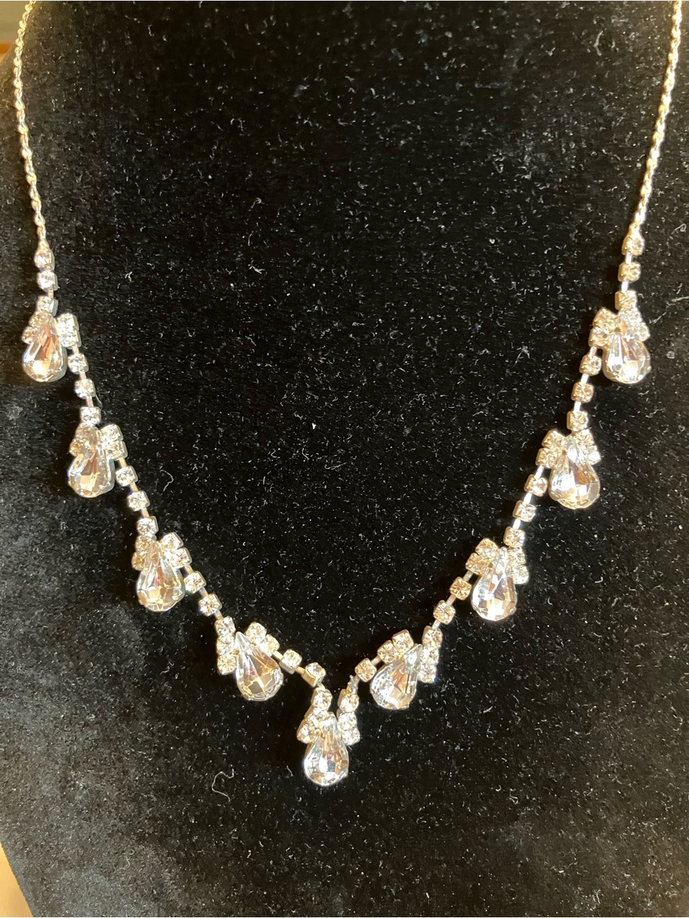 STUNNING VINTAGE RHINESTONE NECKLACE IN MINT CONDITION